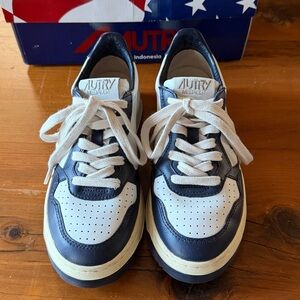 Autry Medalist Low - Blue & White Sneakers